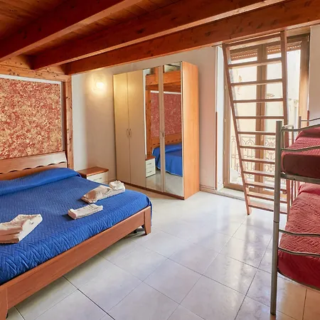 Bed & Breakfast Corte Vico Palmisano Centro Storico 3*